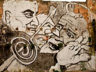 Murales del Collettivo FX realizzato nel giugno 2014 nella Caserma Rossani. L'opera raffigura l'architetto Massimiliano Fuksas intento a rubare a San Nicola una delle sue palle