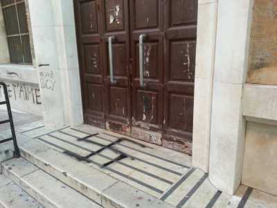 La svastica disegnata all'ingresso di via Pizzoli del liceo Flacco di Bari