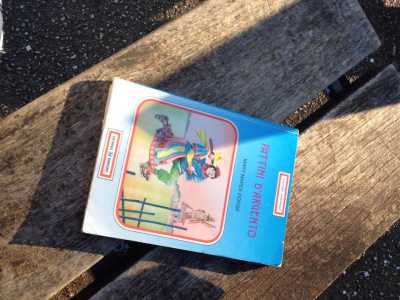 Un altro libro lasciato dall'associazione in giro per Bari: qui il volume si trova su una panchina