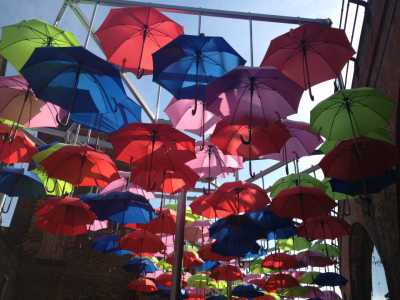 L'installazione di ombrelli colorati nei pressi del Borough Market, Londra
