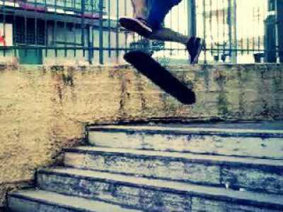 Bari- acrobazia su scalini con lo skate