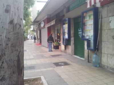 Viale Orazio Flacco: il negozio del signor Giacinto. Accanto un'agenzia immobiliare