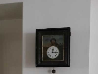 Un orologio da muro francese, risalente a 200 anni fa
