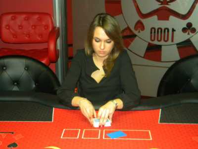 Roberta mentre mischia le carte