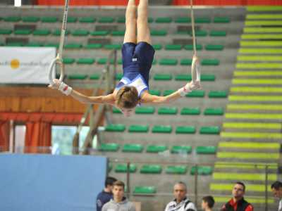 Francesco Paparella agli anelli in posizione verticale