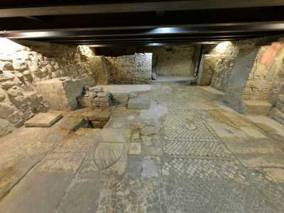 Pavimentazione a tasselli di pietra calcarea del monastero di San Benedetto