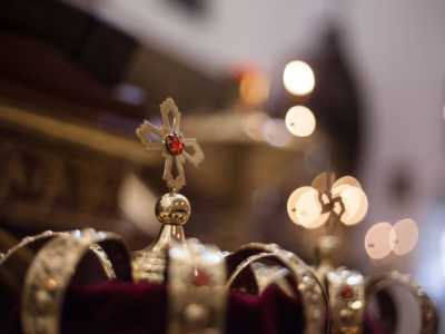 Un particolare della corona preziosa e pesantissima che la sposa regge in testa con difficolt� durante la cerimonia
