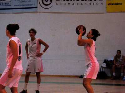 Un'atleta prepara il tiro libero