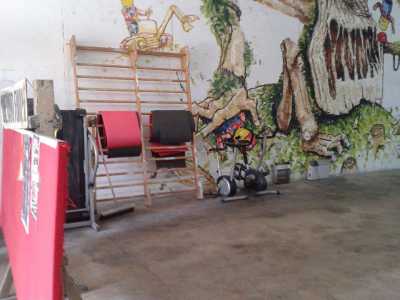 Tappetini e cyclette all'interno della palestra 