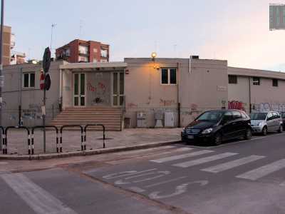 Superata sulla destra via Cagnazzi, dove si trova l�autorimessa comunale che da anni attende di diventare la biblioteca di quartiere...