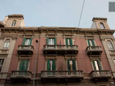 L�edificio si sviluppa su due torrioni laterali che danno alla struttura la parvenza di un piccolo castello, con le sue lesene e la facciata leggermente aggettante