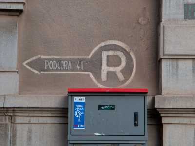 Il palazzo porta con s� due importantissimi segni della storia di Bari. Il primo ha a che fare proprio con il conflitto mondiale. Si tratta di un cerchio con la lettera �R� e una freccia con la scritta �Podgora 41�: indica il vicino rifugio antiaereo all�epoca situato nella via omonima