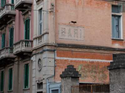 Il secondo � una grande scritta in stampatello con su scritto: �Bari�. � quello che oggi chiameremmo un cartello di localit�: in questo punto infatti iniziava la citt�. E chi da Carbonara giungeva all�altezza del palazzo, sapeva di essere arrivato nel capoluogo pugliese
