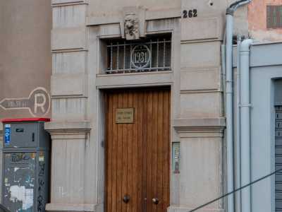 Poco oltre, sulla sinistra, ecco uno dei simboli del quartiere: l�antico palazzo Zippitelli, sulla cui decorazione in ferro battuto dei portoni � ancora leggibile la data di costruzione: 1931