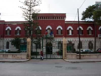 E� arrivato ora il momento di immergerci nella �contrada� entrando attraverso corso Alcide de Gasperi. Sulla nostra destra ecco il rosso ingresso dell�istituto penitenziario �Francesco Ricci�. La sua costruzione risale al 1914, ma incominci� a ospitare i detenuti solo dal 1926