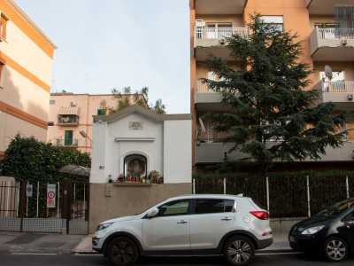 Ed eccoci finalmente al civico 272, l� dove sorge la nostra edicola. � incastonata in alto su una parete di recinzione di un complesso residenziale che si estende per tutto il grande isolato sulla nostra destra