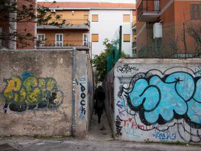 Altra traversa di corso Alcide de Gasperi � via Maranelli, strada contrassegnata da un inedito vicolo dove ci passa a malapena una persona. E� forse il passaggio pi� stretto della citt� nuova: uno strano interstizio colorato da murales lasciato tra due costruzioni attigue