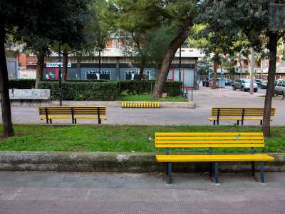 Da via Morea, sempre sulla destra c�� la piazzetta, un buen ritiro per gli adolescenti e gli anziani della zona con un piccolo parchetto al centro circondato da panchine. 