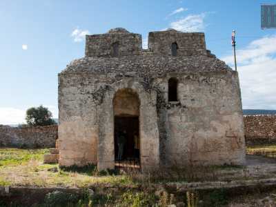 L�ingresso a nord invece conserva un protiro concluso da una volta a botte