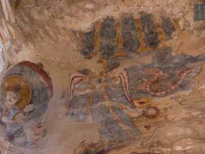 Sempre nella navata centrale si trovano poi le �Sette lampade� (anche se ne sono sopravvissute solo sei), che ricordano il candelabro d�oro che si trovava nel Tempio di Gerusalemme. Sotto,  ecco infine svelarsi la scena della �Donna alata col dragone�, sicuramente l�immagine pi� suggestiva, in cui c�� Maria con ali d�aquila e un abito azzurro e ai cui piedi si trova un fiore rosso a simboleggiare il Figlio di Dio
