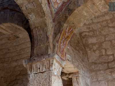 ...che terminano con capitelli decorati