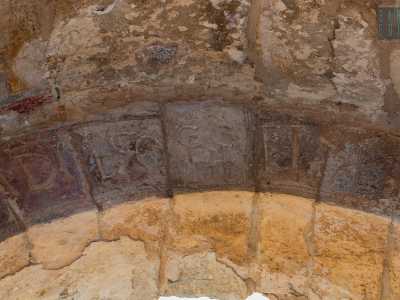 Il monogramma centrale, in cui la parola � composta da lettere sovrapposte e per anni rimasto un enigma, pu� essere decifrato come abbreviazione di Sancti Petri, il San Pietro a cui � dedicata la chiesa