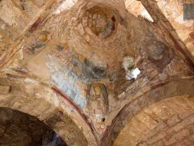 Di fronte all�abside, nella navata centrale, � raffigurata la prima profezia apocalittica: la scena della �Rivelazione a San Giovanni�, in cui quest�ultimo � rappresentato mentre cammina sulle rocce, sullo sfondo di un cielo scuro, affiancato dai santi Stefano e Lorenzo