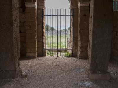 La chiesa esibisce tre navate divise da massicci pilastri in tufo...