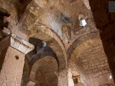 Se l�esterno si presenta austero e compatto, l�interno � una vertigine di grandi archi, decorazioni e affreschi raffiguranti perlopi� scene tratte dal libro dell�Apocalisse che si rincorrono per tutte le pareti grezze 