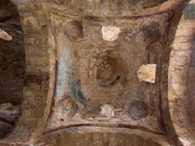 Siamo ora nella navata centrale, al di sotto delle due cupolette che ricordano la forma di un trullo