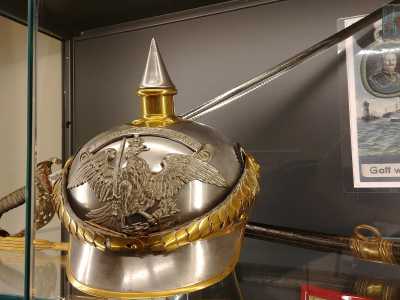 ...e un modello di "Pichelhaube". �� un caratteristico elmo a punta prussiano in ottone -. Oggi vale migliaia di euro�