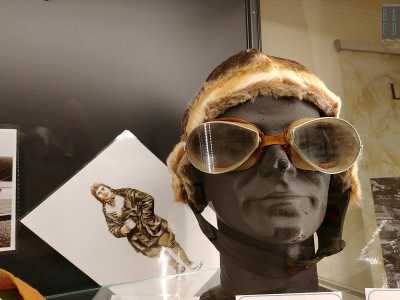 ...e un casco d'annunziano con tanto di occhiali paravento...