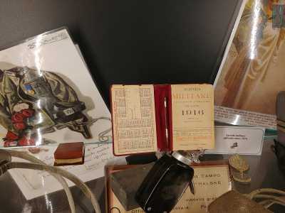 In un'altra teca risaltano piccoli accessori come il portasigarette, la bussola e un�agenda militare ufficiale dell�anno 1916