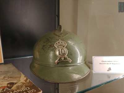 Ci sono anche due elemetti particolari. �Risalgono rispettivamente al 1915 e al 1916: furono i primi colorati in grigio-verde mimetico in Italia�, commenta Violante