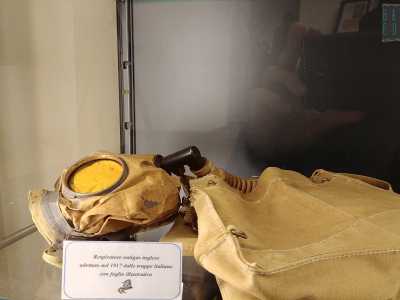A poca distanza balzano all'occhio una maschera antigas inglese del 1917...