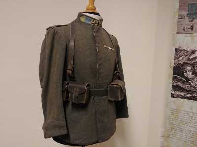 Ammiriamo in un angolo anche una divisa italiana "innovativa": prodotta nel 1919, fu la prima a caratterizzarsi per la tinta mimetica. Fino ad allora infatti i colori adottati erano quelli dell'attuale polizia di Stato