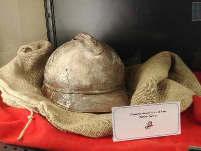 Notiamo poi un altro copricapo interessante: � un Adrian, particolare modello scolorito dall'acqua ritrovato sul letto dell'Isonzo, il fiume goriziano tristemente famoso per le battaglie tra italiani e austroungarici avvenute tra il 1815 e il 1917