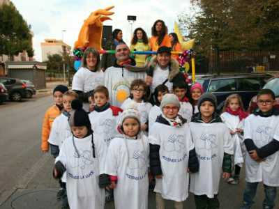 Il gruppo di bambini vestiti da angioletti 
