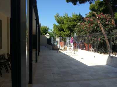 Ultimi lavori sulla veranda. Cancello di ingresso per il furgone delle vivande