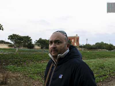 Il 40enne Nicola, proprietario del campo agricolo