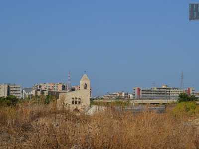 Ci avviciniamo il pi� possibile alla facciata della chiesa, la vegetazione � altissima e un muretto sbarra la strada e ci impedisce di proseguire e vedere oltre