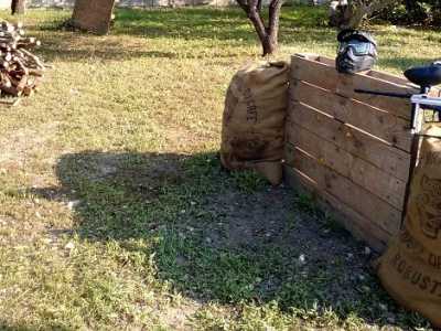 Scenario di un campo da gioco del Paintball Bari