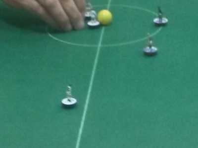 Un giocatore intento a battere il calcio d'inizio