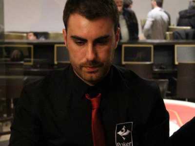 Marco indossa la divisa da croupier
