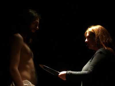 Una scena di violenza nello spettacolo Mangiami l'anima e poi sputala prodotto dalla compagnia teatrale Fibre Parallele