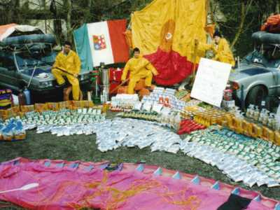 L'equipaggiamento prima di essere caricato sulle due automare in partenza da Las Palmas: c'� tutto il necessario per sopravvivere