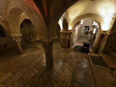 Gli archi murati e le grandi volte che caratterizzano il luogo sacro dedicato a San Benedetto, monastero del X secolo