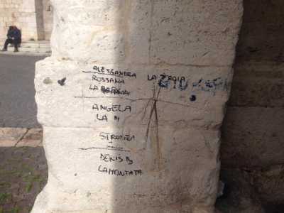 Volgarit� visibili sul pilastro degli arconi ciechi della Basilica