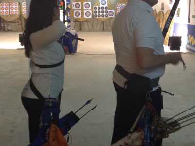 Maria Grazia D'Aquino e Antonio De Mola mentre utilizzano i loro archi olimpici