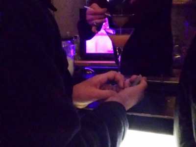 Luca,16 anni, attende che il barman gli serva il suo cocktail